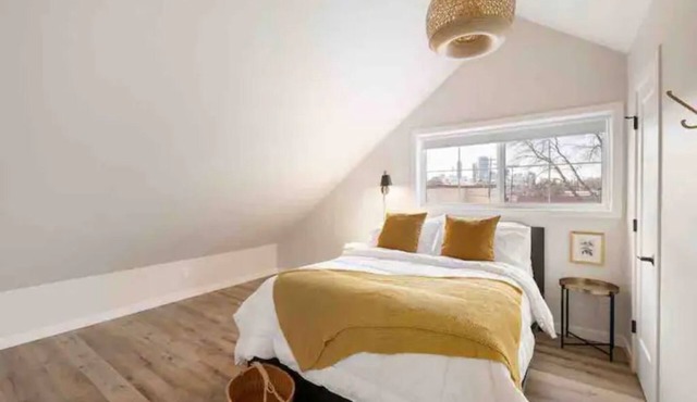 2 bed Fantastic Inglewood guesthouse w parking in Calgary