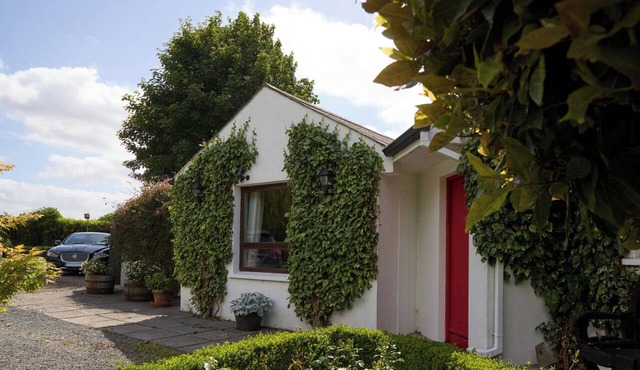 2 Bedroom Apartment - Free Parking & Garden in Kilmessan