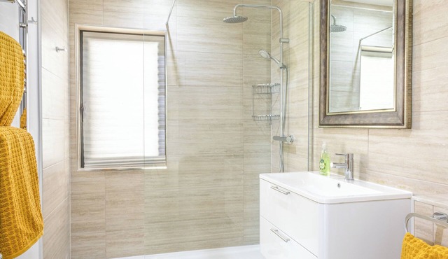 2 Bedroom Apt with private pool close to the beach's, and Nelsons Dockyard in Piccadilly