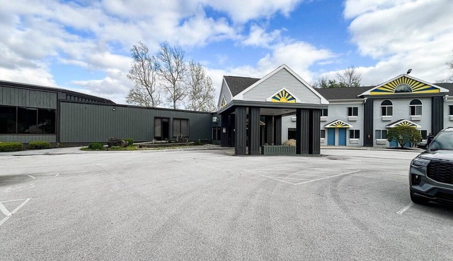 2 Full Beds | Non-Smoking, Hot Tub in Tiffin