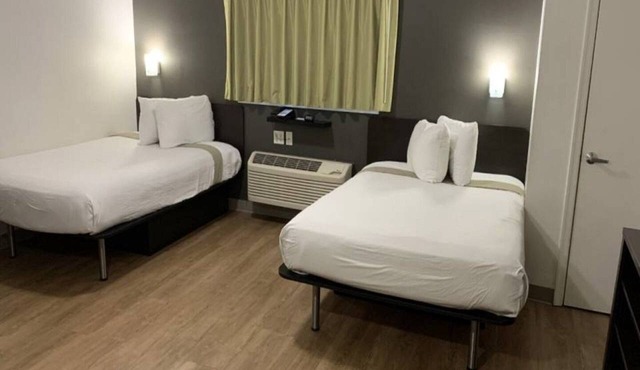 2 Full Beds | Smoking, Kitchen in Hampton