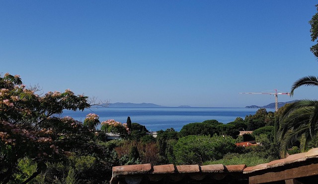 200 meters from Aiguebelle beach -superb view of the islands- private Jacuzzi in Le Lavandou