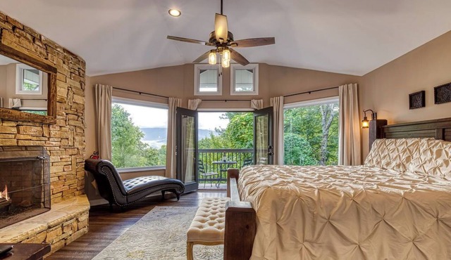 2BR/2BA, 2 Fireplaces, Hot Tub, 10 Minutes from Downtown and GSMNP, No Pet Fee! in Gatlinburg