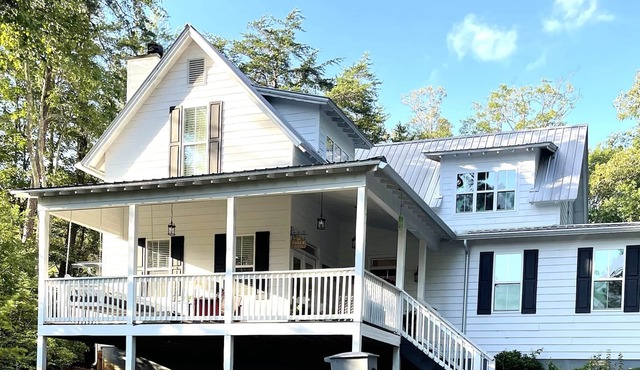 3 King Bed+Bath ~ Hot tub ~ Fire-pit ~ Pet Friendly ~ 6 miles to Helen in Sautee Nacoochee