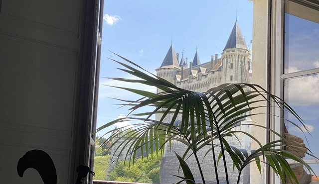 3000 sq f, in the old Saumur city , along the Loire river. Charm & great views in Saumur