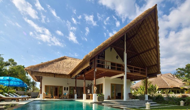 5 * Luxury villa with swimming pool and Wifi, fantastic staff, beach accessible in Celukan Bawang