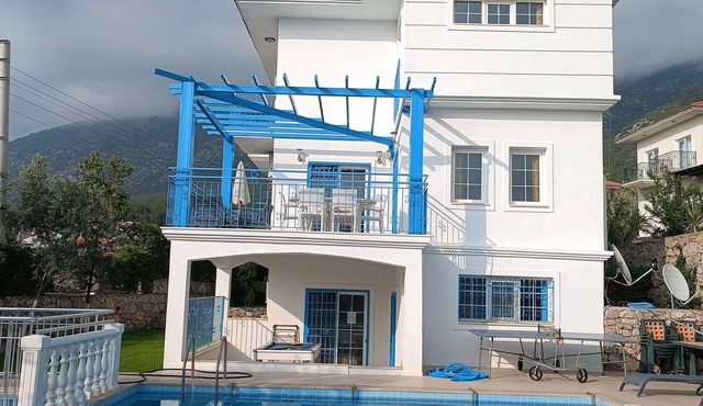 6 Bedrooms Villa, private heated outdoor pool. Pool table, table tennis. WiFi
