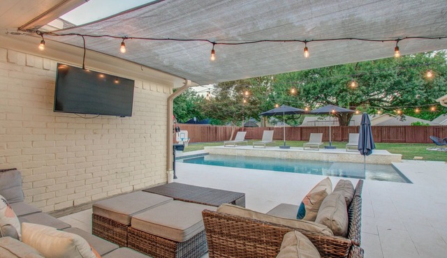 6BR Resort-style Retreat W/Jacuzzi & Gaming in Jersey Village