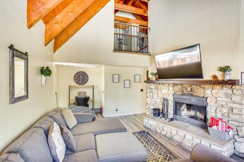 7 Mi to Big Bear Mountain Resort: Winter Getaway! in Sugarloaf