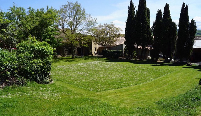A haven of peace surrounded by numerous paths with views of the Pyrenees! in Cassaignes