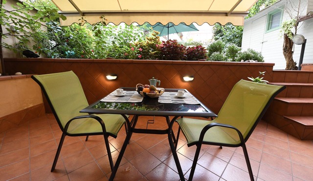 a house with many outdoor spaces in the center of rome. in Roma