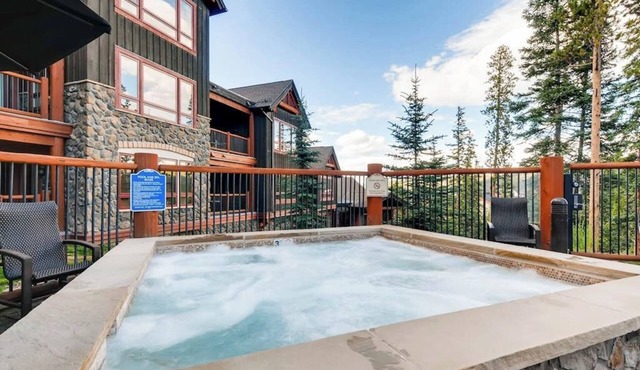 Amazing mountain villa with shared amenities & fireplace - near downtown in Breckenridge
