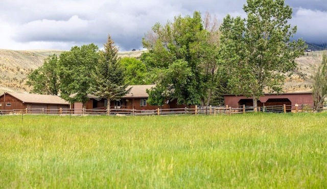 Amazing views -Three bedroom home between Cody and the East Gate to Yellowstone in Cody