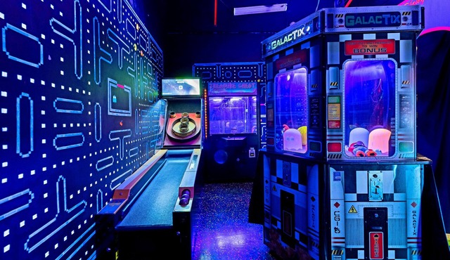 Arcade House Sleeps 16+ Family Fun Retreat Pet Friendly Mini Golf All Games FREE in Amarillo