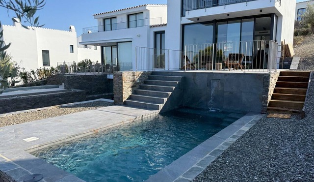 Architect-designed villa - 4 waterfront suites with private pool in Cadaqués