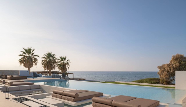 Asea Villa, Spectacular right-on-the-beach Retreat in Skaleta
