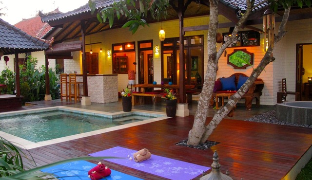 Authentic Bali Beach Getaway with private pool & WIFI in Jasri
