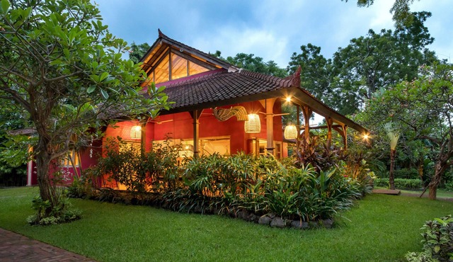 Authentic, peaceful villa with private pool and a lush tropical garden (3000 m2) in Pemuteran