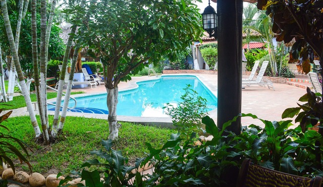 Authentic pool-side apt studio w/full kitchen, 1min walk to beach, free yoga in Puerto Escondido
