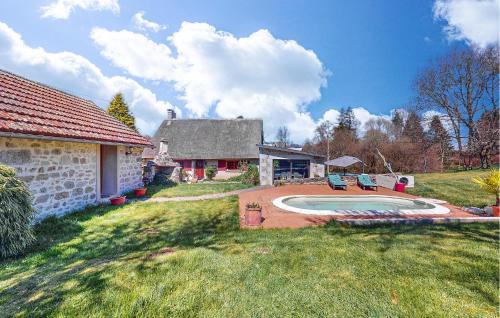 Awesome Home In Saint-Oradoux-De-Chiro in Ségonzat