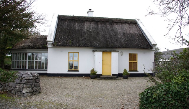 Ballyvaughan Cottage No 14 - a bungalow that sleeps 7 guests in 3 bedrooms in CO. CLARE