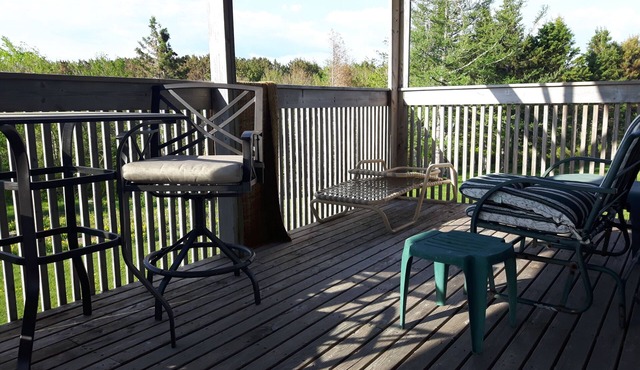 Beach Cottage on Hill in Northport