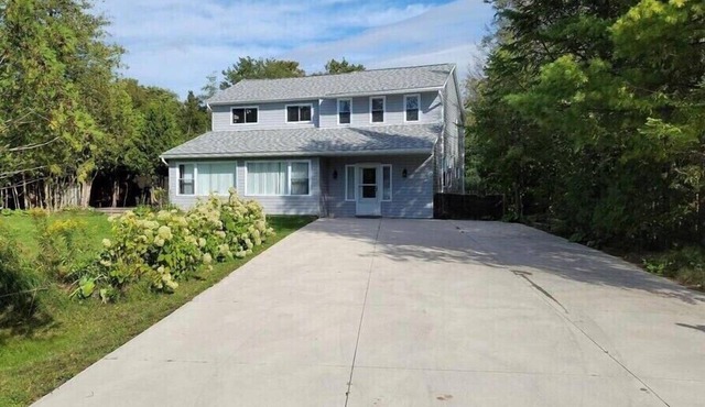 Beach Cottage, walking distance to Sauble. 3 bedroom, 2 bath in Sauble Beach