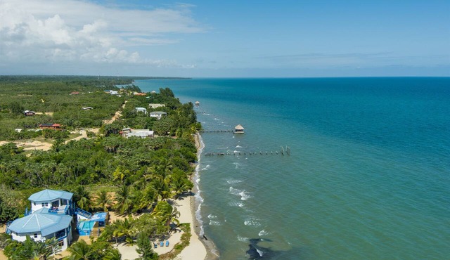 Beachfront Ultimate Family-Sleeps 22-Pool in Caribbean Way