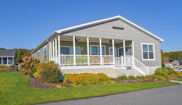 Beautiful home-waterfront, beach, pools, family fun & pets! in Long Neck