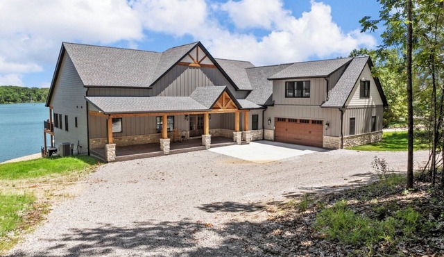 Beautiful lakefront home overlooking Lake Alpine, Innsbrook's largest lake! in Innsbrook