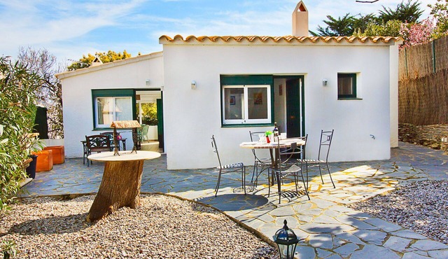 Beautiful private villa for 6 people with WIFI, A/C, TV, patio and pets allowed in Cadaqués
