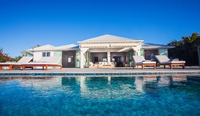 BEAUTIFUL SUNSET OCEANFRONT VILLA WITH INFINITY POOL in Crosbies