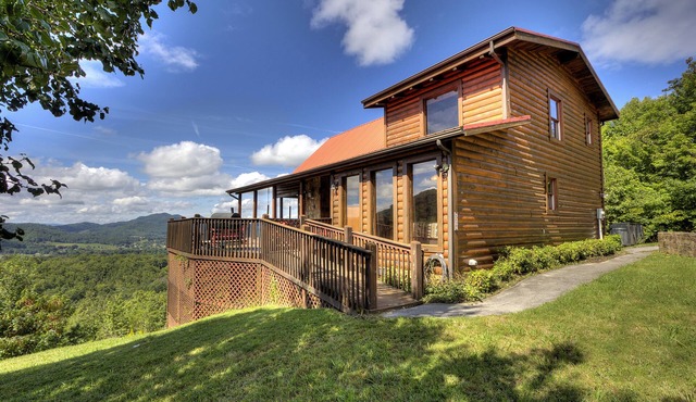 Best Panoramic Views! Hot Tub | Fire Pit | Top 10% in Sevierville