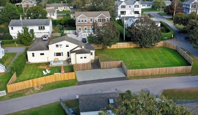 Between Beaches - Sleeps 8, walk to beach, minutes to Newport! in Middletown