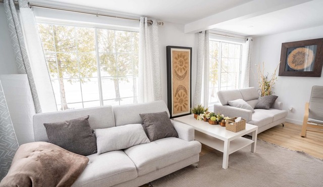 Big Beautiful 6 Bed Chalet Waterfront in Rigaud in Rigaud