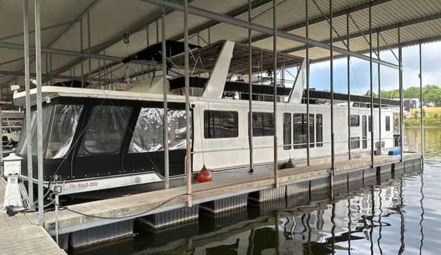 Big Orange 76’ Houseboat at Vol Landing Walk to stadium Free Parking in Knoxville