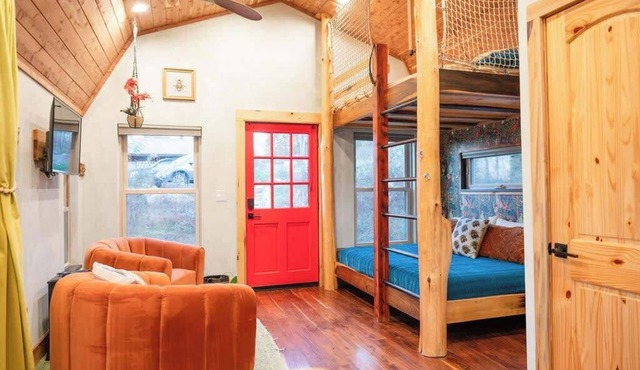 Blackbird: Artsy Chattanooga Tiny Cabin @ Talking Water in Chattanooga