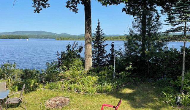 Blue chalet right on the shore of Lake Brome in Lac-Brome