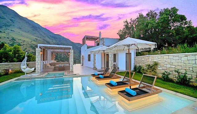 Blue Lake Villa Heated Pool in Kavallos