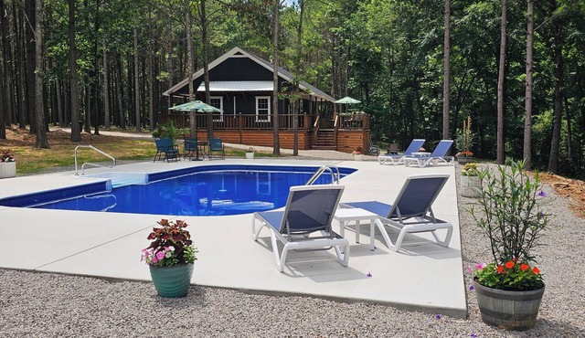 Brand new 2-bedroom cabin just outside the city limits of Clarksville. in Clarksville