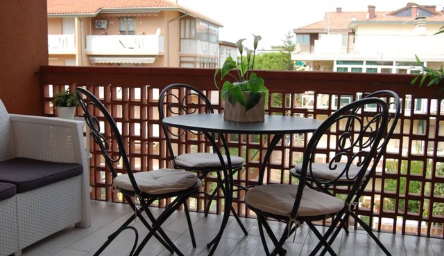 Bright, renovated apartment with two rooms and parking space - 300m from the sea in Grado