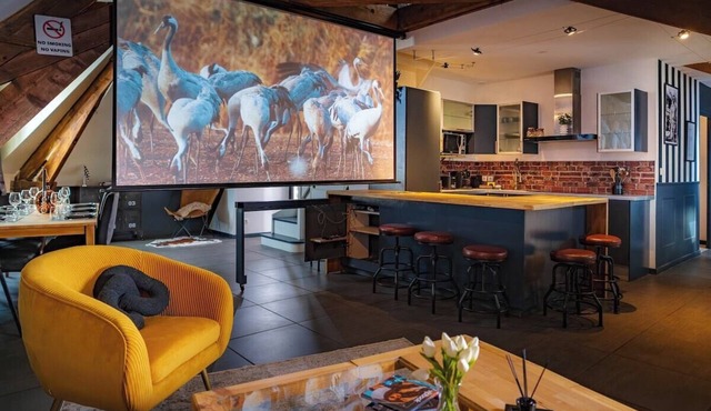 British Style, projector, foosball & right in the heart of downtown in Le Mans