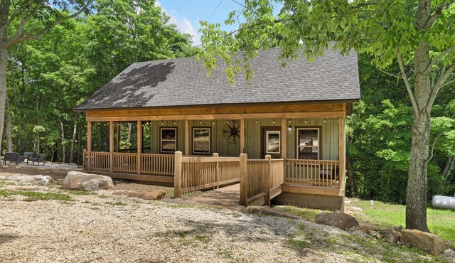 Buffalo Mist Cabin: Hot tub, Fire pit, Sleeps 6, 3 king beds, 13 private acres in Jasper