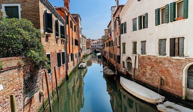Ca' Venexiana, quiet 2 bedroom with private canalside courtyard - no added fees! in Venezia