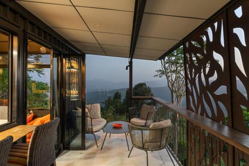 Cabane Treehouse Retreat with Mountain Views in Beechmont