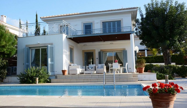 Carob Tree villa near The Centre in Latsi