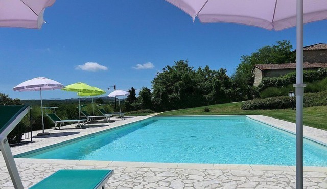 Casa Gelso C: A cozy and welcoming apartment that is part of an ancient country house in the characteristic style of the Tuscan countryside, with Free WI-FI. in Colle di Val D'Elsa