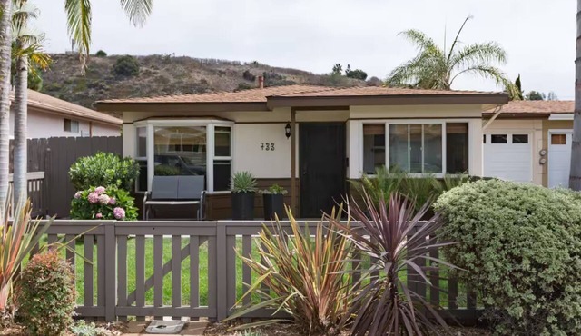 Central Encinitas, 1.4 Miles from Beach in Encinitas
