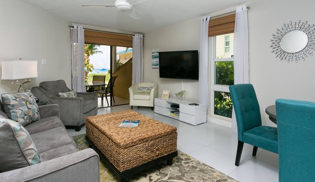 Central location! Renovated, King Bed, 65" TV, fully stock ktchn Cayman Reef 17 in George Town