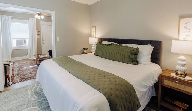 Centrally Located King Bed Midtown Crosstown 1434 in Memphis